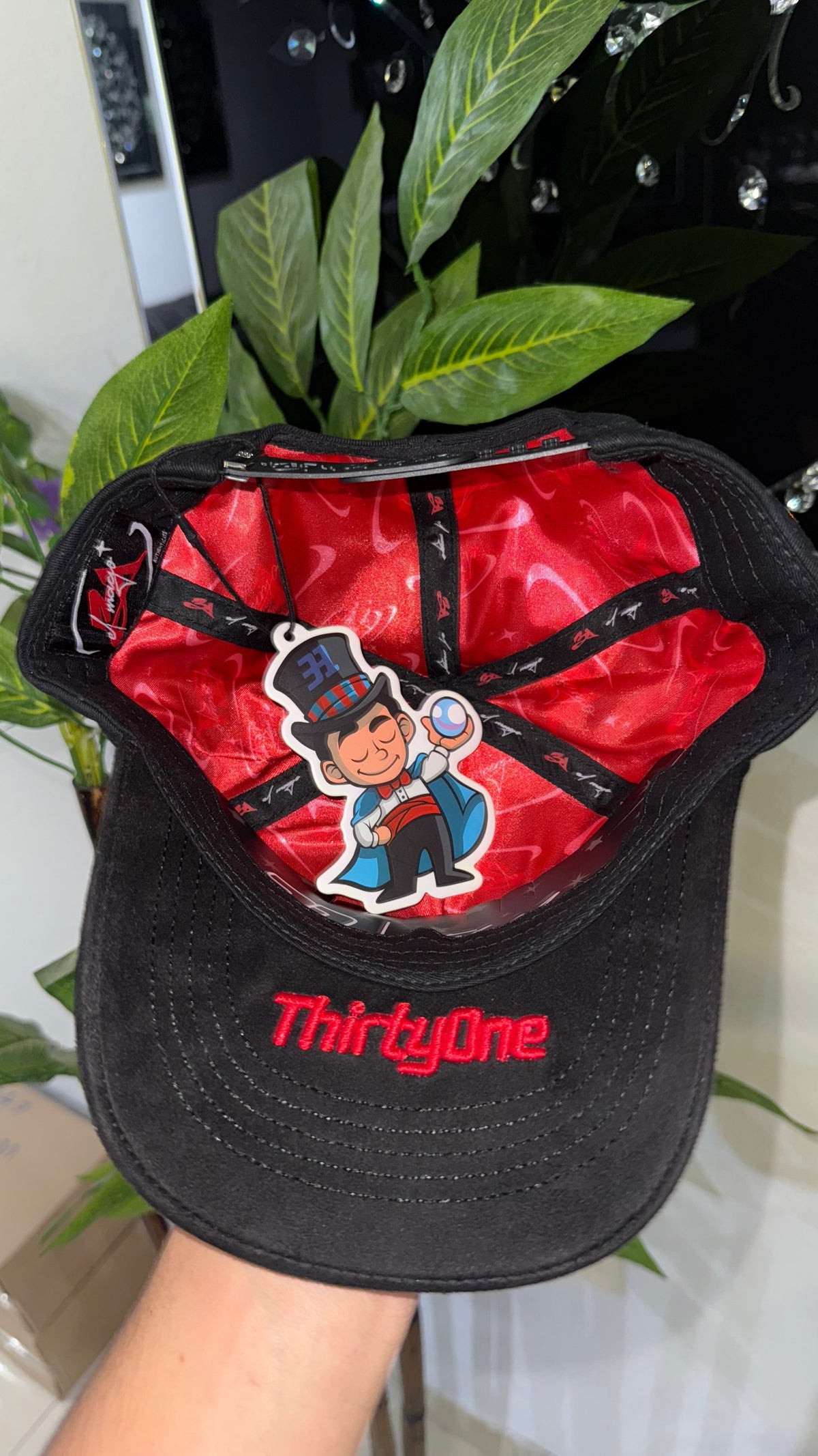 31 Hats “Magic Red”