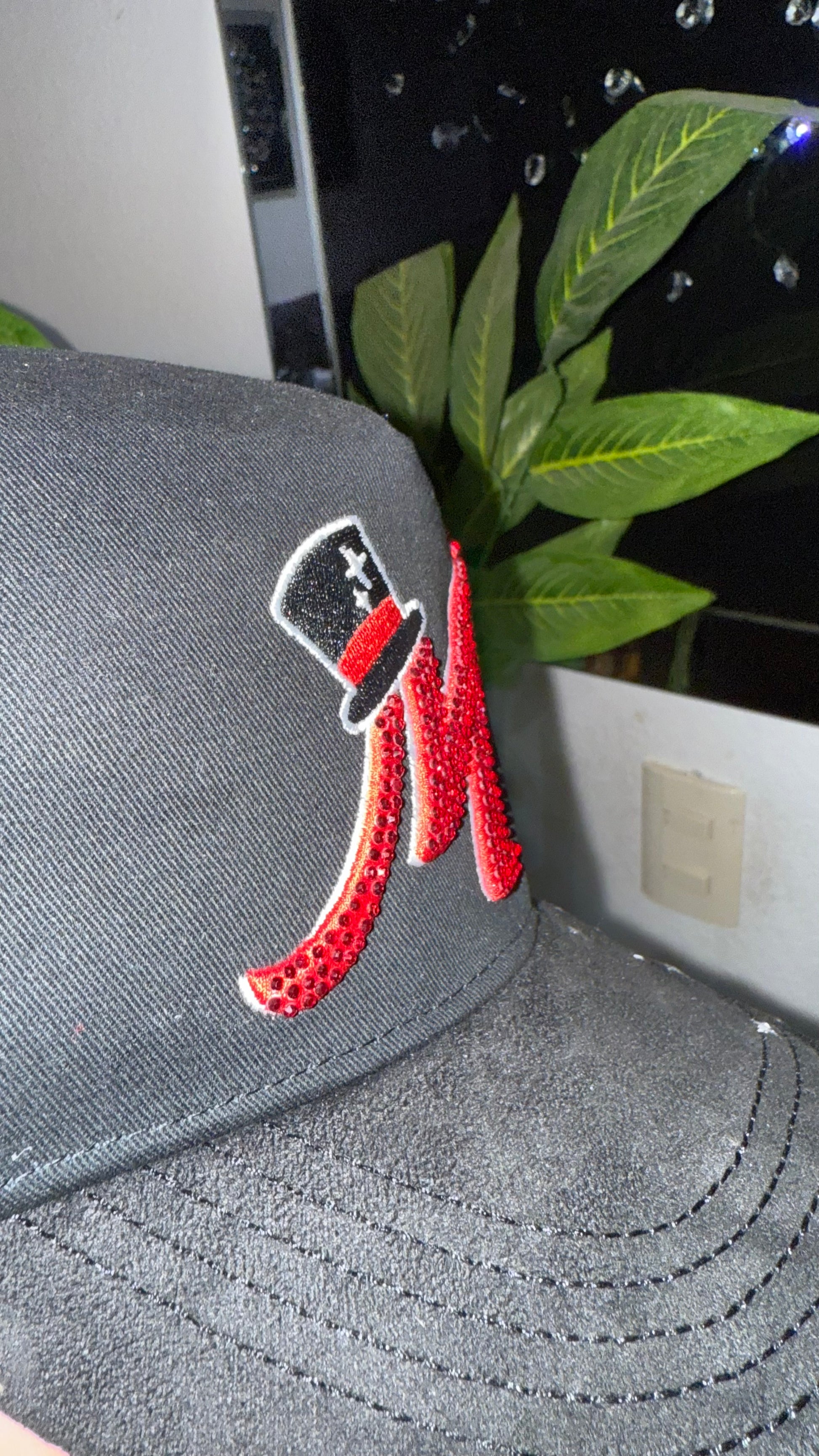 31 Hats “Magic Red”