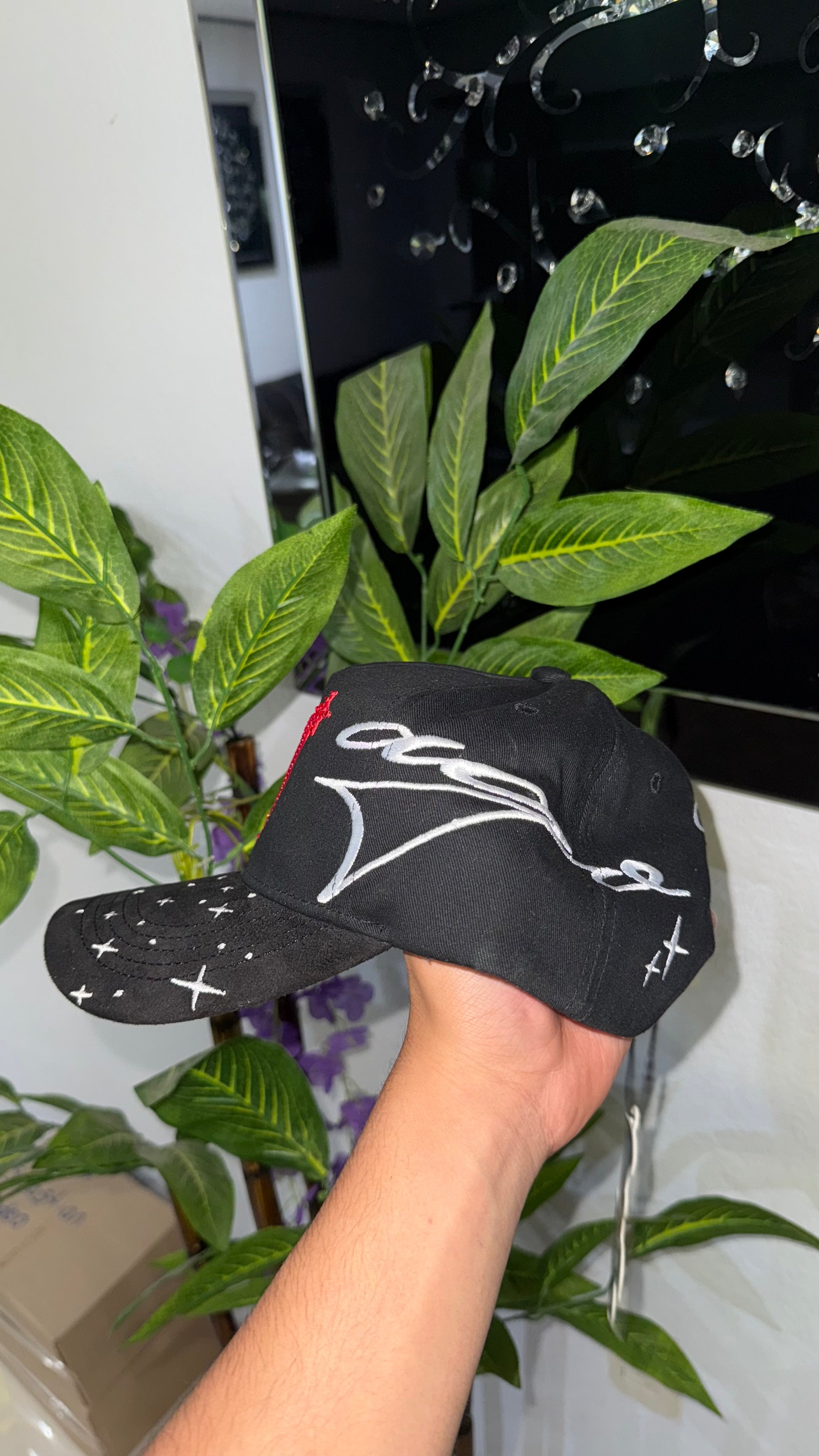 31 Hats “Magic Red”